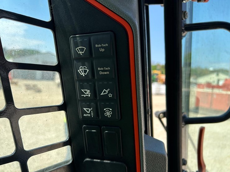 2023-bobcat-t64-image-26