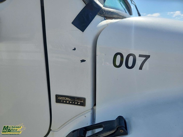2007-freightliner-m2-106-image-31
