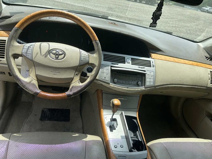 #3-•-2005-toyota-avalon-image-13
