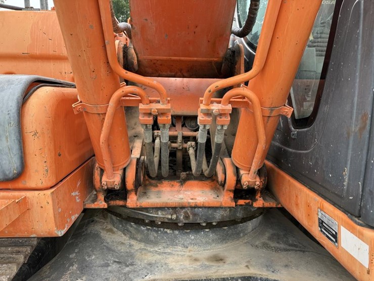 2011-doosan-dx225-lc-image-6