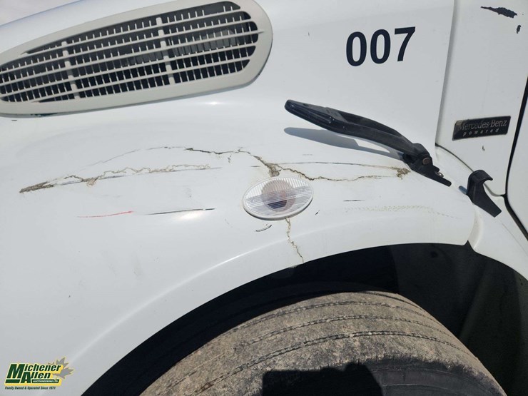 2007-freightliner-m2-106-image-35