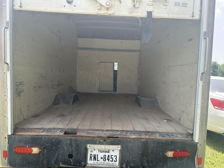#4-•-2017-chevrolet-express-box-truck-image-9