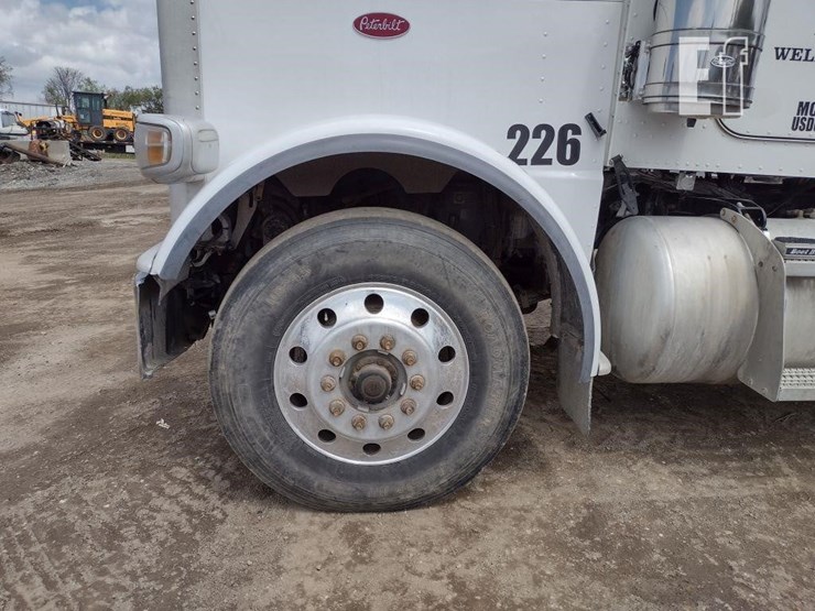 peterbilt-389-image-18