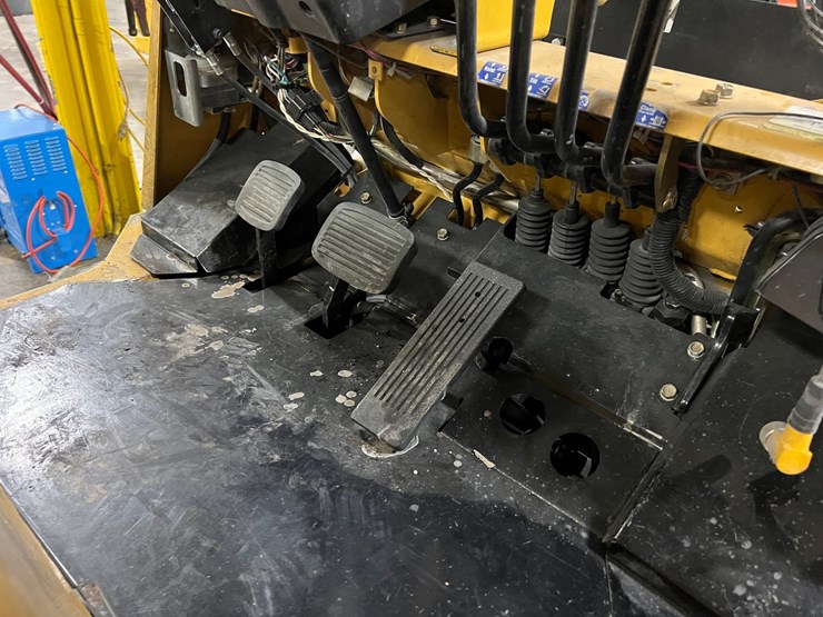 #2008-•-cat-forklift-image-10