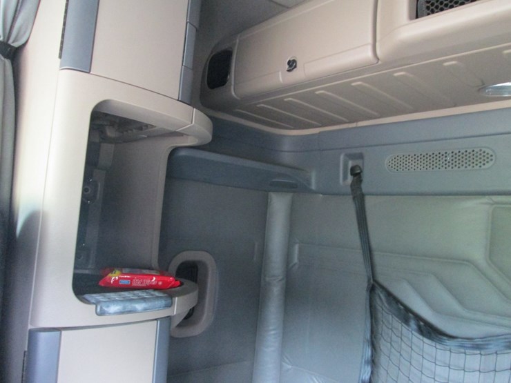 2016-freightliner-cascadia-113-image-32