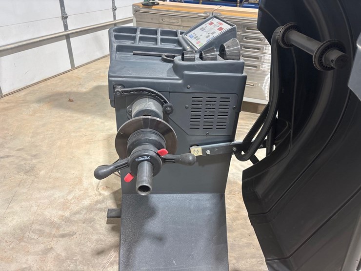 2016-bosch-wbe4100-tire-balancer-image-9