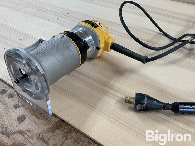 dewalt-dwp611-compact-router-image-1