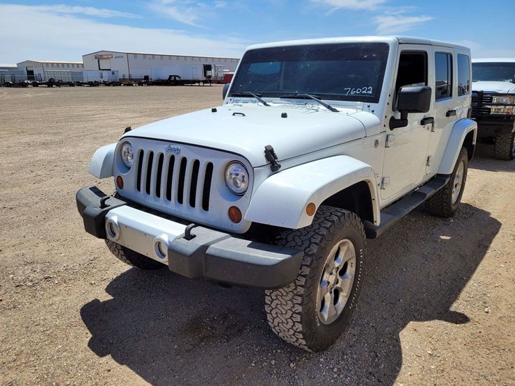 2013-jeep-wrangler-unlimited-sahara-image-1