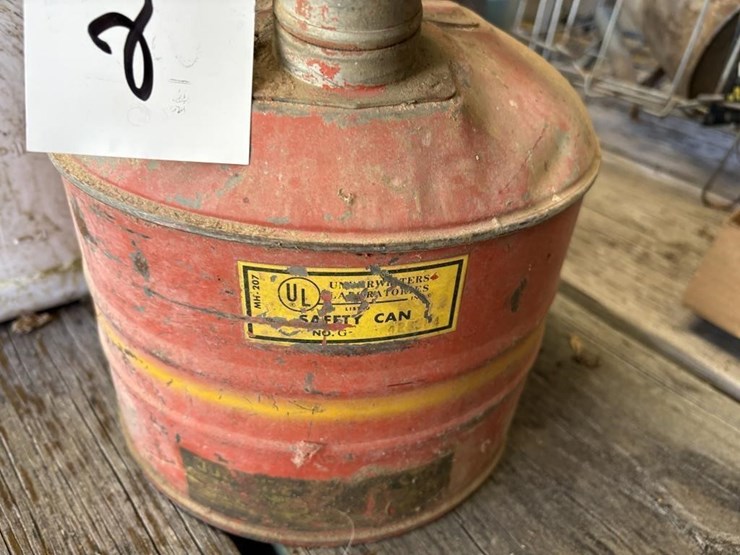 metal-gas-can-image-3