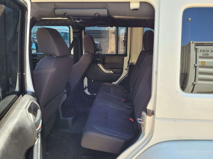 2013-jeep-wrangler-unlimited-sahara-image-9