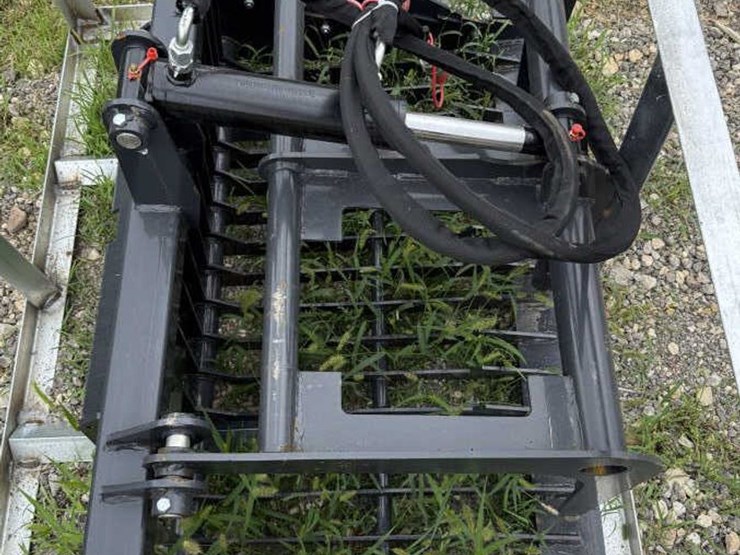 #80-•-44"-mini-skid-steer-rock-grapple---mrb-72-44w-image-2