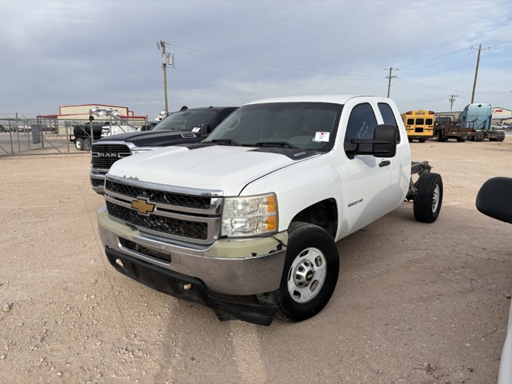 2013-chevrolet-silverado-2500-image-2