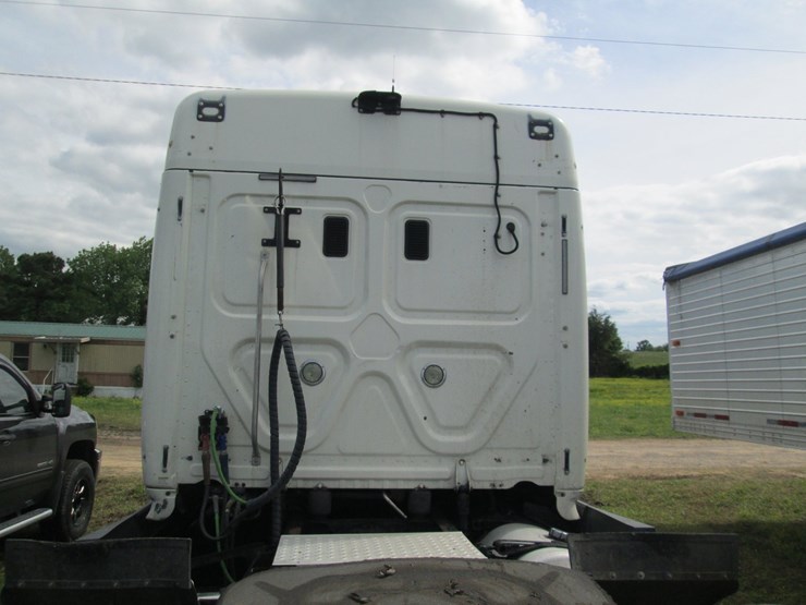 2016-freightliner-cascadia-113-image-12