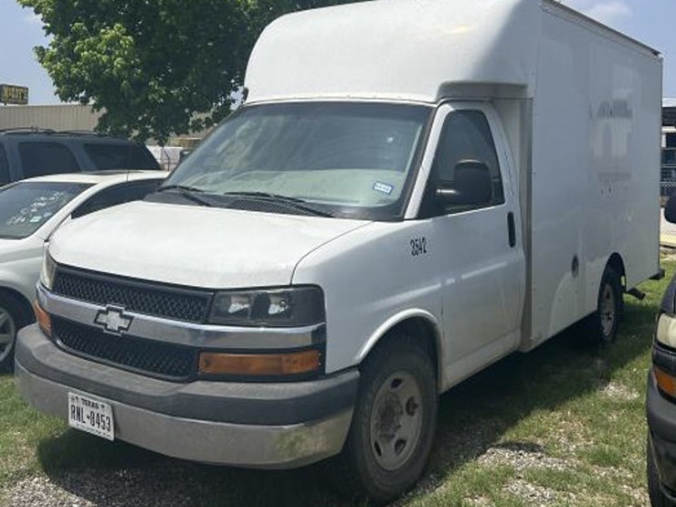 #4-•-2017-chevrolet-express-box-truck-image-1