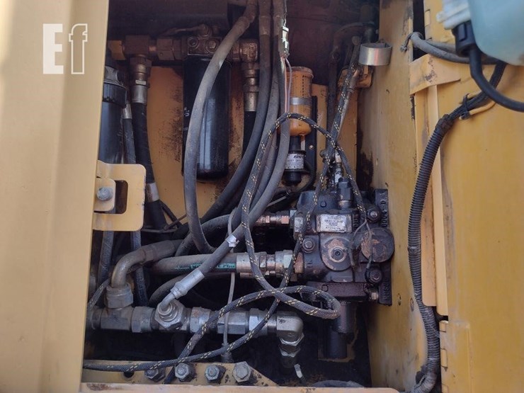 2005-deere-700h-xlt-image-33