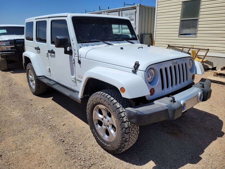 2013-jeep-wrangler-unlimited-sahara-image-2