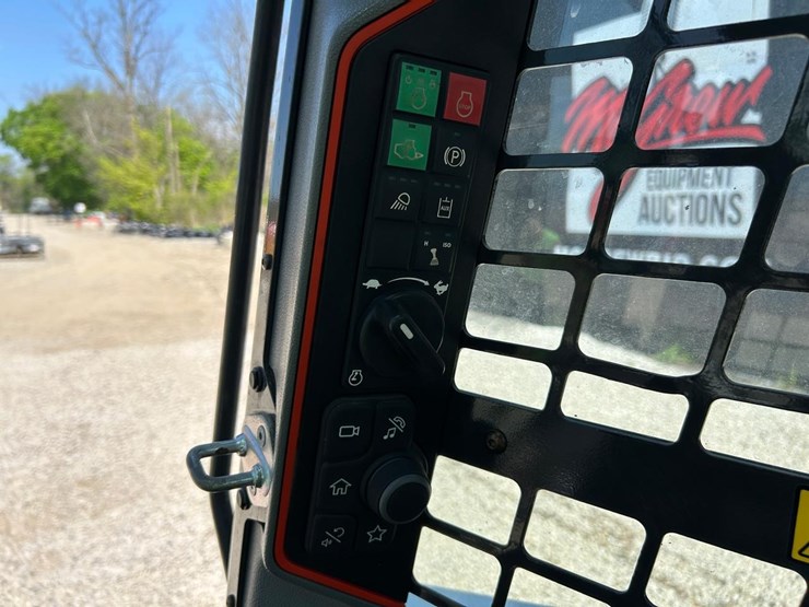 2023-bobcat-t64-image-23