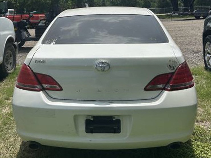#3-•-2005-toyota-avalon-image-7