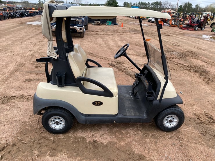 #1581-•-club-car-electric-golf-cart-with-charger-image-4