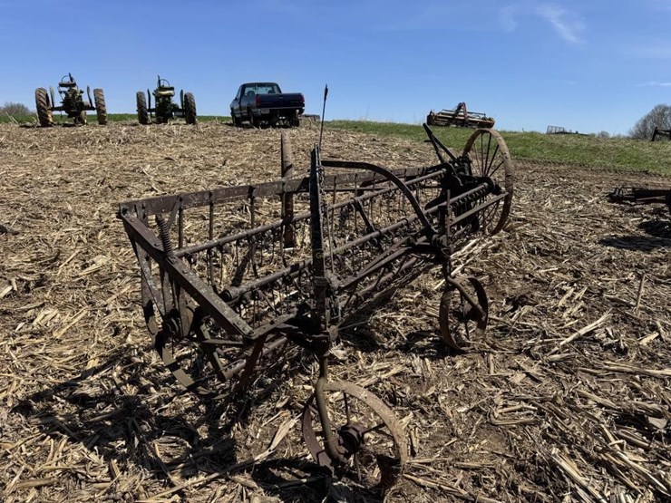 side-delivery-rake-on-steel-image-6