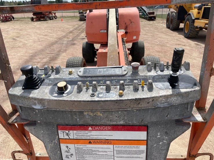 2016-jlg-400s-image-18