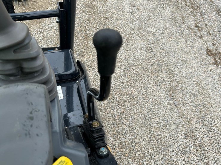 2023-deere-17g-image-21