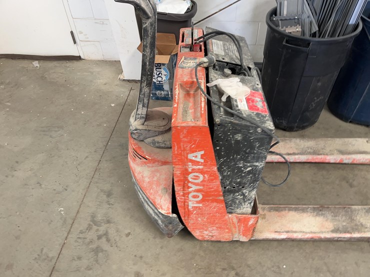 toyota-electric-pallet-jack-image-3