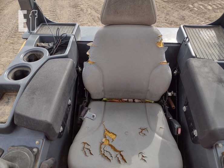 2013-deere-700k-lgp-image-11
