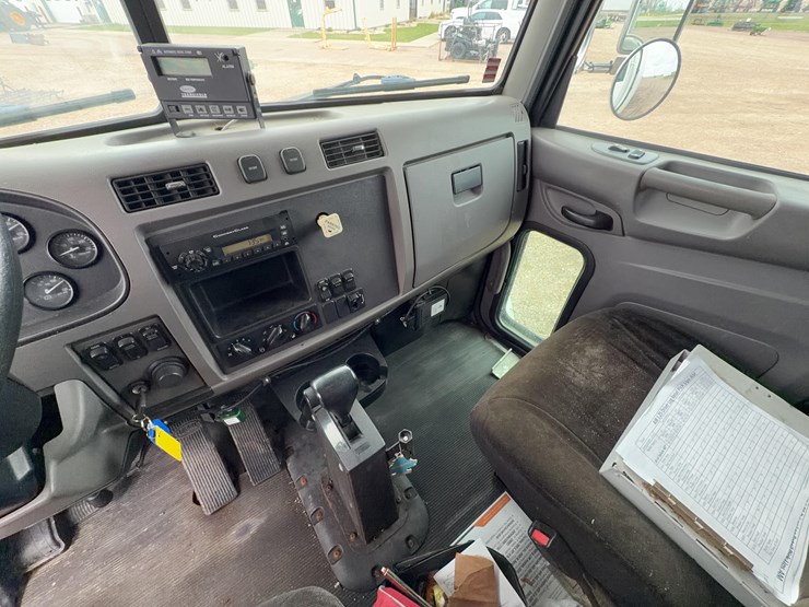 2011-peterbilt-330-reefer-truck-image-46