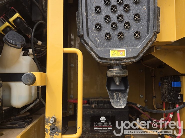 2021-caterpillar-336-image-40