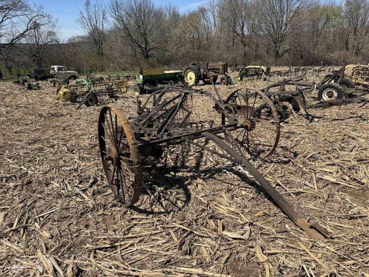 side-delivery-rake-on-steel-image-3