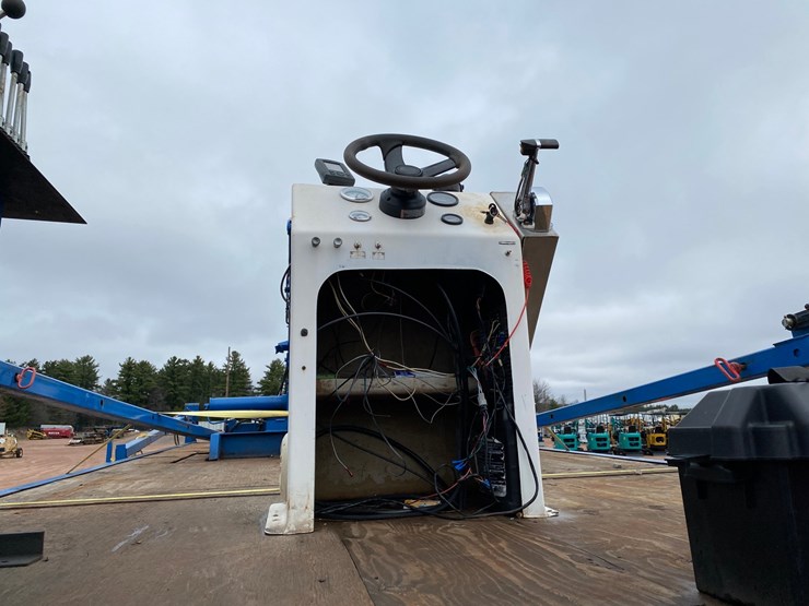 #1575-•-28'6"-pontoon-barge-with-crane-(no-title)-image-38