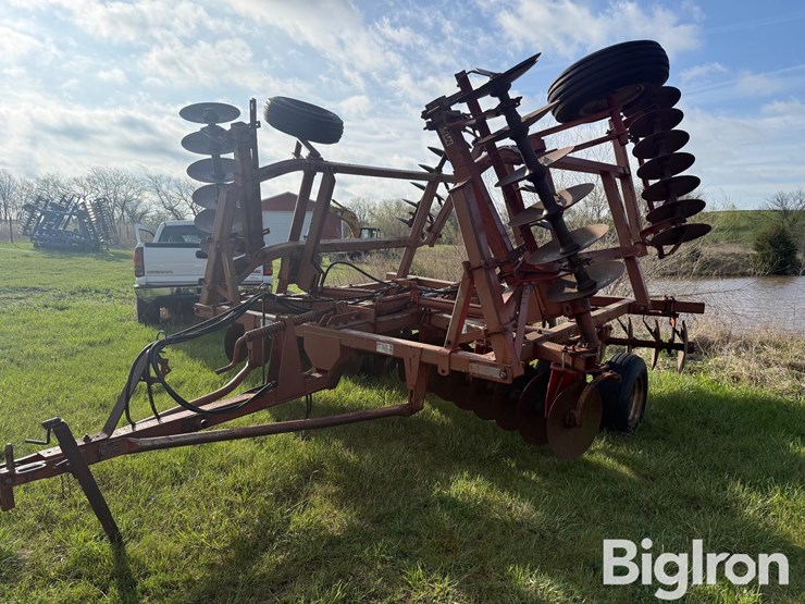 massey-ferguson-820-image-1