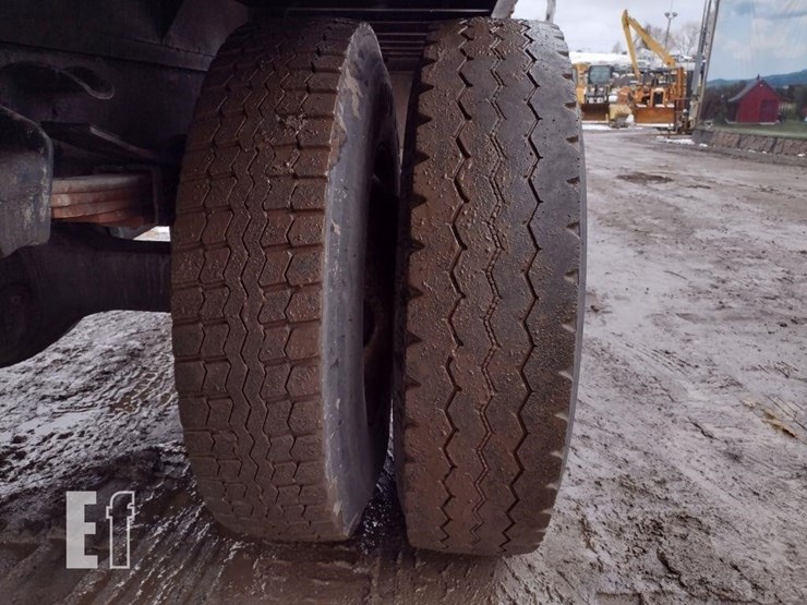 2002-freightliner-fl70-image-29