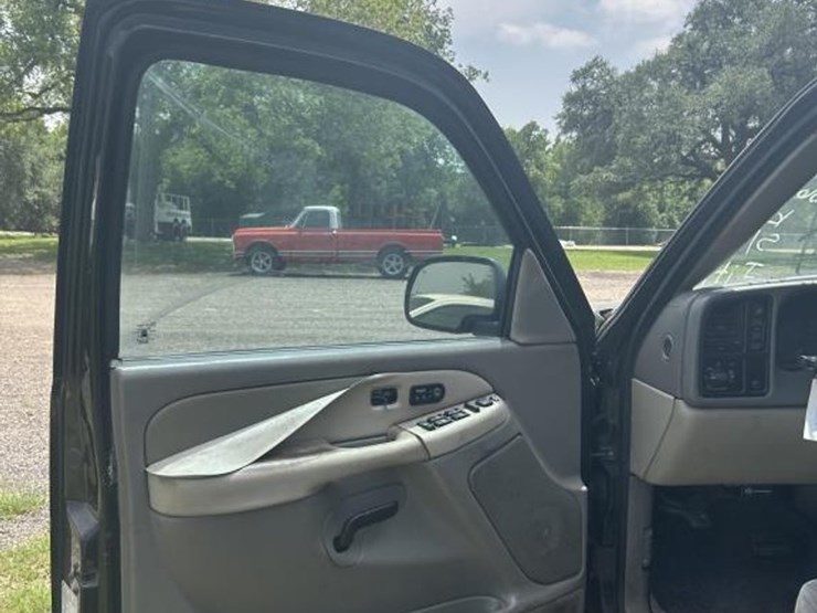 2001-chevrolet-suburban-image-11