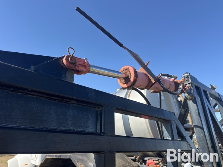 2011-peterbilt-348-image-17
