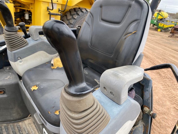 2011-deere-27d-image-30