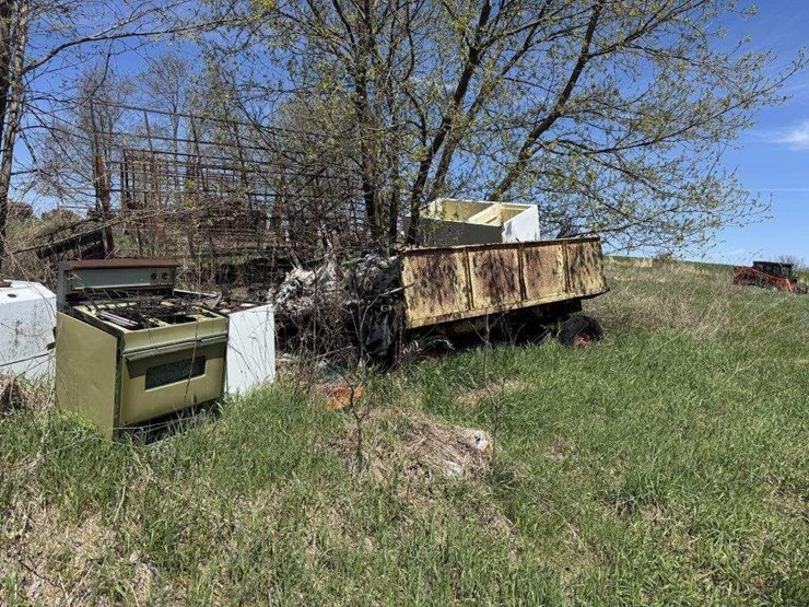 large-lot-of-scrap-machinery/vehicles-image-31