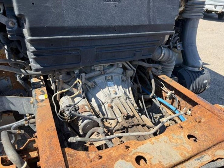 2015-isuzu-nrr-image-21
