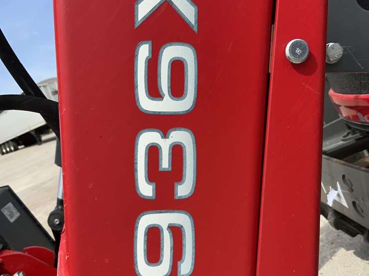 2017-massey-ferguson-4710-image-12