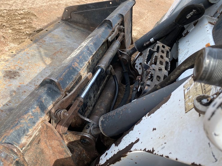 2014-bobcat-s590-image-15