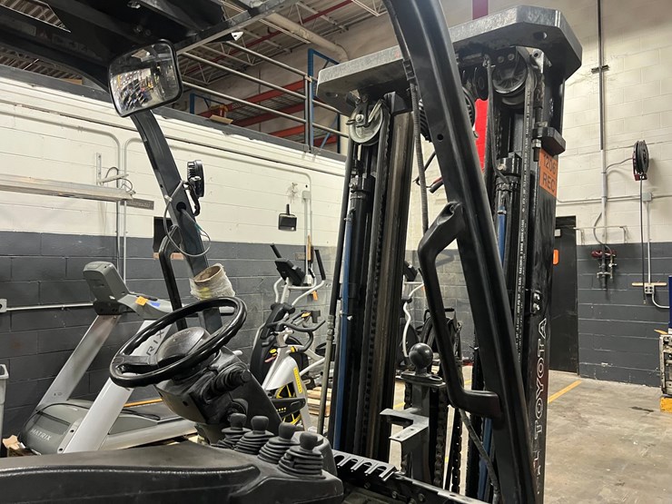 #2002-•-toyota-forklift-(parts-only)-image-8