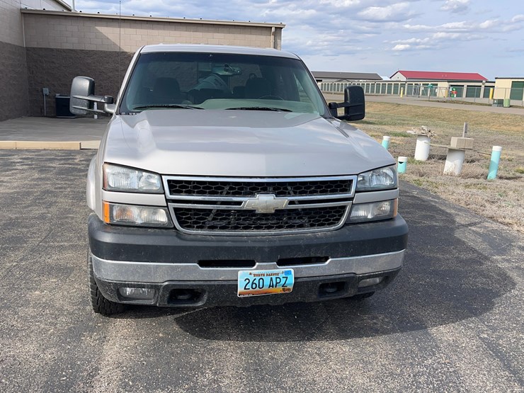 2006-chevrolet-silverado-2500-pickup-image-7