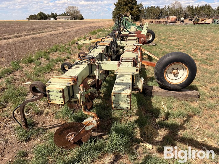 orthman-12-row-liquid-fertilizer-applicator-image-4