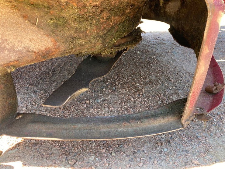 #1545-•-white-lt1850-hydro-riding-lawn-mower-image-21