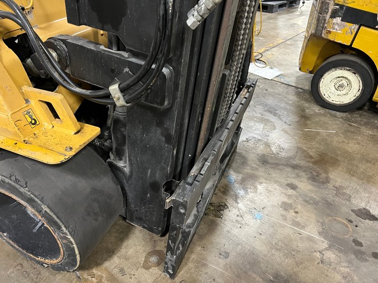 #2008-•-cat-forklift-image-9