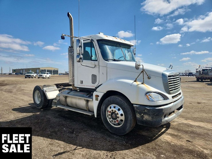 2005-freightliner-columbia-120-image-2