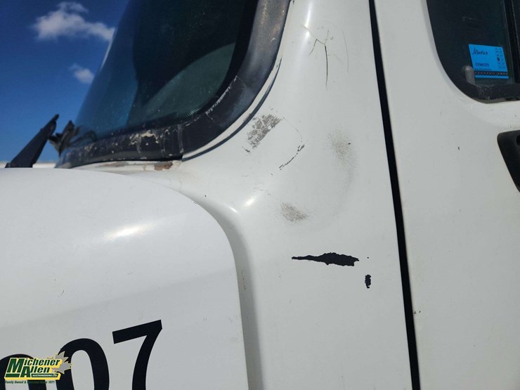 2007-freightliner-m2-106-image-36
