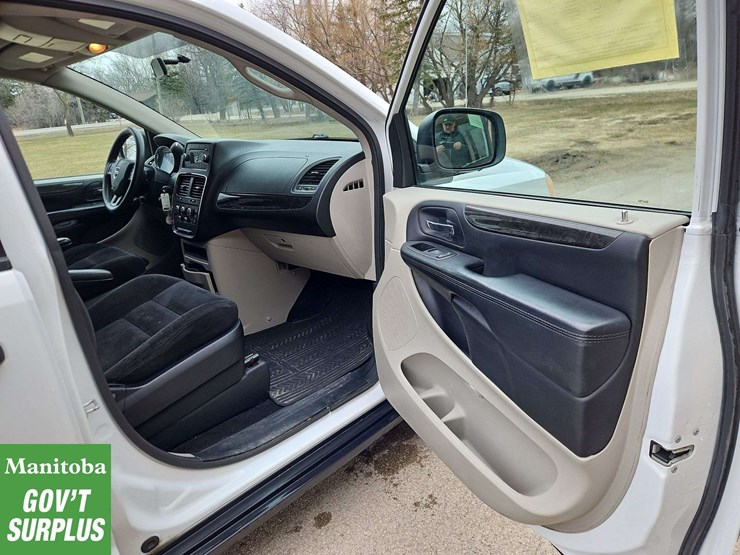 2014-dodge-grand-caravan-image-24