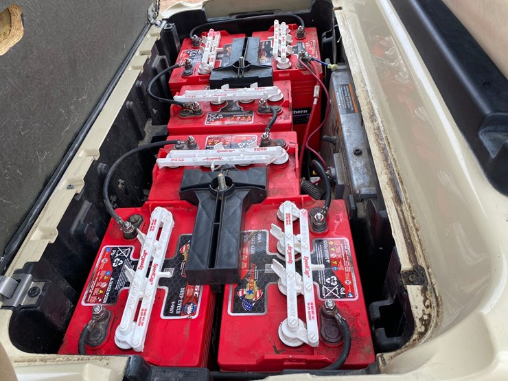 #1578-•-club-car-electric-golf-cart-with-charger-image-25